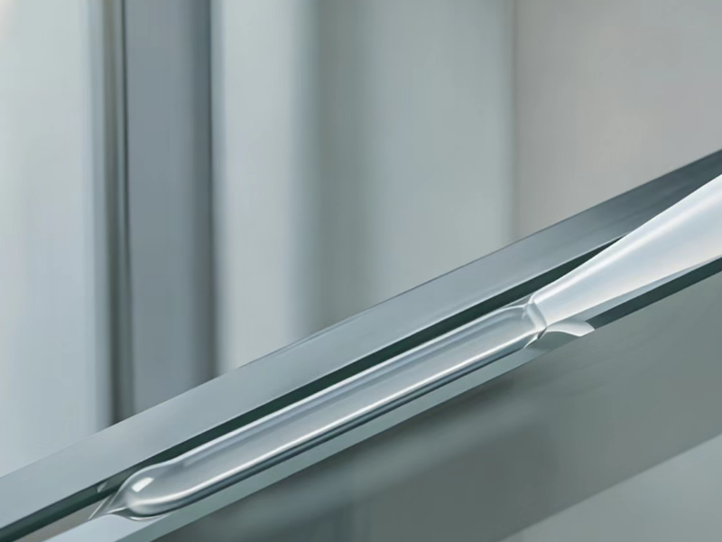 Applying one-component polyurethane sealant smoothly with a caulking gun on a modern building structure, demonstrating perfect anti-sagging processability.